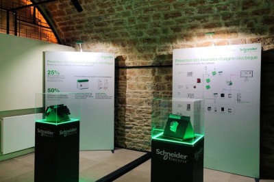 Miniature Location salle Lyon 9 (Rhône) - Le Fort de Vaise #30 Tables rondes dressées avec nappes noires, serviettes pliées et verres dans une salle lumineuse avec grandes fenêtres.