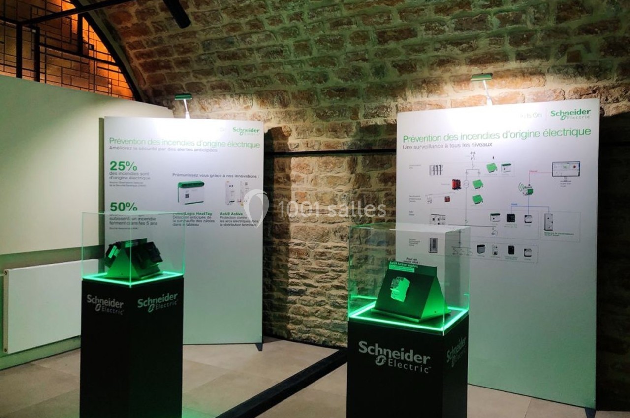 Location salle Lyon 9 (Rhône) - Le Fort de Vaise #30 Exposition sur la prévention des incendies électriques avec panneaux explicatifs et présentoirs lumineux sous voûte en…