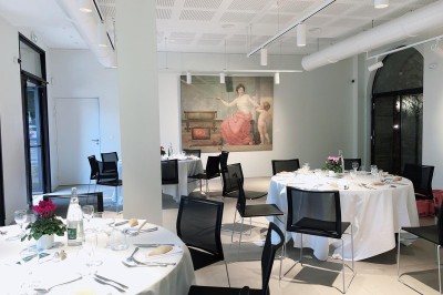 Miniature Location salle Lyon 9 (Rhône) - Le Fort de Vaise #31 Tables rondes dressées avec nappes noires, serviettes pliées et verres dans une salle lumineuse avec grandes fenêtres.