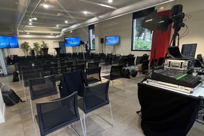 Miniature Location salle Lyon 9 (Rhône) - Le Fort de Vaise #32 Tables rondes dressées avec nappes noires, serviettes pliées et verres dans une salle lumineuse avec grandes fenêtres.