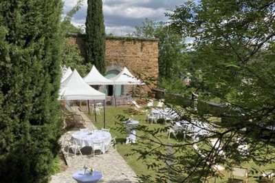 Miniature Location salle Lyon 9 (Rhône) - Le Fort de Vaise #33 Tables rondes dressées avec nappes noires, serviettes pliées et verres dans une salle lumineuse avec grandes fenêtres.