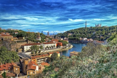 Miniature Location salle Lyon 9 (Rhône) - Le Fort de Vaise #36 Tables rondes dressées avec nappes noires, serviettes pliées et verres dans une salle lumineuse avec grandes fenêtres.