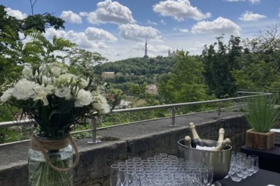 Miniature Location salle Lyon 9 (Rhône) - Le Fort de Vaise #37 Tables rondes dressées avec nappes noires, serviettes pliées et verres dans une salle lumineuse avec grandes fenêtres.