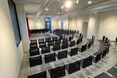 Miniature Location salle Lyon 9 (Rhône) - Le Fort de Vaise #38 Tables rondes dressées avec nappes noires, serviettes pliées et verres dans une salle lumineuse avec grandes fenêtres.