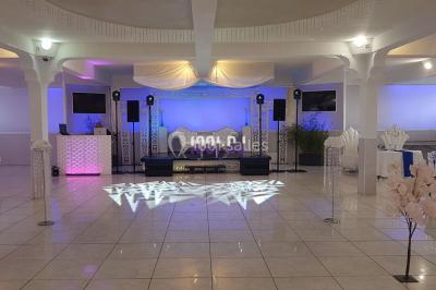 Miniature DJ Champigny-sur-Marne (Val-de-Marne) - Forever Event - DJ Garwell #3 Homme souriant portant un casque audio et un costume sombre, éclairé par une lumière douce sur fond noir.