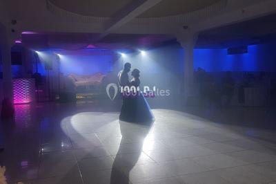 Miniature DJ Champigny-sur-Marne (Val-de-Marne) - Forever Event - DJ Garwell #4 Homme souriant portant un casque audio et un costume sombre, éclairé par une lumière douce sur fond noir.