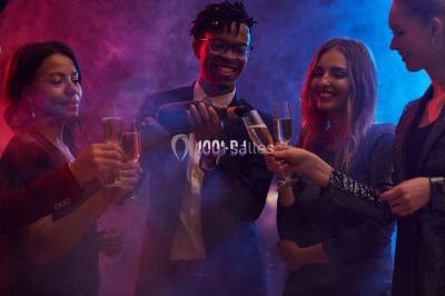 Miniature DJ Champigny-sur-Marne (Val-de-Marne) - Forever Event - DJ Garwell #7 Homme souriant portant un casque audio et un costume sombre, éclairé par une lumière douce sur fond noir.