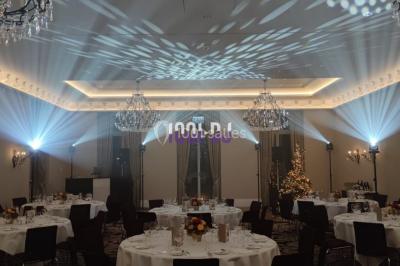 Miniature DJ Champigny-sur-Marne (Val-de-Marne) - Forever Event - DJ Garwell #9 Homme souriant portant un casque audio et un costume sombre, éclairé par une lumière douce sur fond noir.