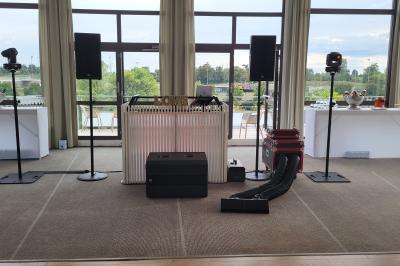 Miniature DJ Champigny-sur-Marne (Val-de-Marne) - Forever Event - DJ Garwell #10 Homme souriant portant un casque audio et un costume sombre, éclairé par une lumière douce sur fond noir.