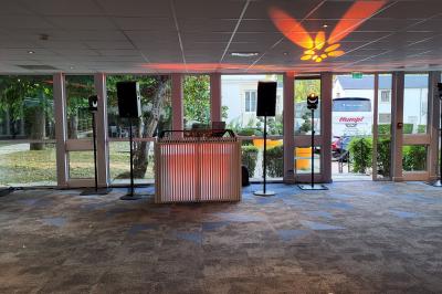 Miniature DJ Champigny-sur-Marne (Val-de-Marne) - Forever Event - DJ Garwell #12 Homme souriant portant un casque audio et un costume sombre, éclairé par une lumière douce sur fond noir.