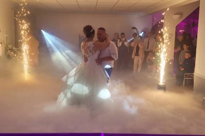 Miniature DJ Champigny-sur-Marne (Val-de-Marne) - Forever Event - DJ Garwell #15 Homme souriant portant un casque audio et un costume sombre, éclairé par une lumière douce sur fond noir.