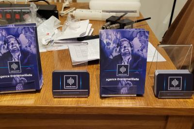 Miniature DJ Champigny-sur-Marne (Val-de-Marne) - Forever Event - DJ Garwell #19 Homme souriant portant un casque audio et un costume sombre, éclairé par une lumière douce sur fond noir.