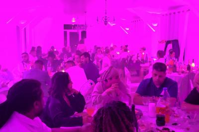 Miniature DJ Champigny-sur-Marne (Val-de-Marne) - Forever Event - DJ Garwell #21 Homme souriant portant un casque audio et un costume sombre, éclairé par une lumière douce sur fond noir.