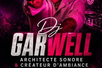 Un homme en chemise blanche et pantalon bleu anime un événement avec un micro dans une salle de réception.