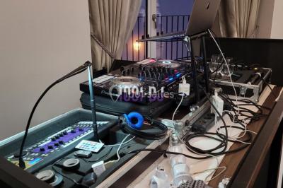 Miniature DJ Champigny-sur-Marne (Val-de-Marne) - Forever Event - DJ Garwell #9 Salle de réception avec piste de danse, éclairage violet, équipement audio et décoration florale.
