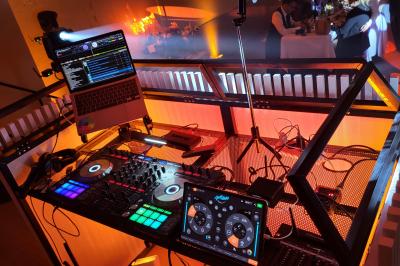 Miniature DJ Champigny-sur-Marne (Val-de-Marne) - Forever Event - DJ Garwell #7 Salle de réception avec piste de danse, éclairage violet, équipement audio et décoration florale.