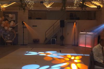 Miniature DJ Champigny-sur-Marne (Val-de-Marne) - Forever Event - DJ Garwell #11 Salle de réception avec piste de danse, éclairage violet, équipement audio et décoration florale.