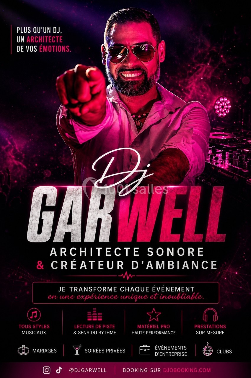 Un DJ souriant en chemise blanche mixe sur une table de mixage, entouré d'effets lumineux roses et violets.