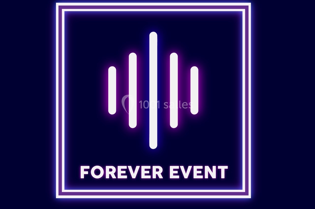 Logo avec des barres verticales lumineuses et le texte ’Forever Event’ encadré, sur fond bleu foncé.