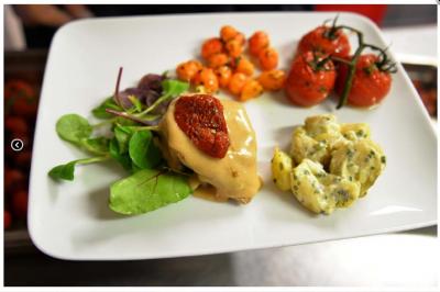 Miniature Traiteur Willems (Nord) - Plancha #2 Plateau de canapés variés avec garnitures colorées, incluant crevettes, fromage, légumes, œufs de poisson et herbes.