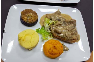 Miniature Traiteur Willems (Nord) - Plancha #9 Plateau de canapés variés avec garnitures colorées, incluant crevettes, fromage, légumes, œufs de poisson et herbes.