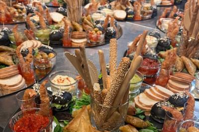 Miniature Traiteur Willems (Nord) - Plancha #13 Plateau de canapés variés avec garnitures colorées, incluant crevettes, fromage, légumes, œufs de poisson et herbes.