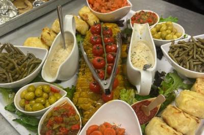 Miniature Traiteur Willems (Nord) - Plancha #16 Plateau de canapés variés avec garnitures colorées, incluant crevettes, fromage, légumes, œufs de poisson et herbes.