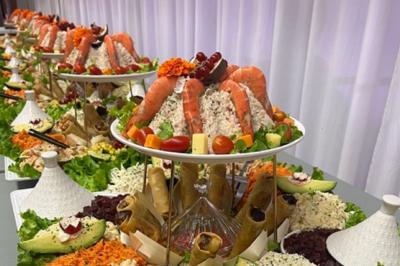 Miniature Traiteur Willems (Nord) - Plancha #17 Plateau de canapés variés avec garnitures colorées, incluant crevettes, fromage, légumes, œufs de poisson et herbes.