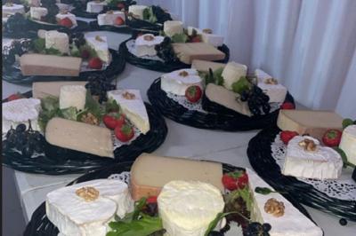 Miniature Traiteur Willems (Nord) - Plancha #29 Plateau de canapés variés avec garnitures colorées, incluant crevettes, fromage, légumes, œufs de poisson et herbes.