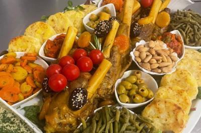 Miniature Traiteur Willems (Nord) - Plancha #30 Plateau de canapés variés avec garnitures colorées, incluant crevettes, fromage, légumes, œufs de poisson et herbes.