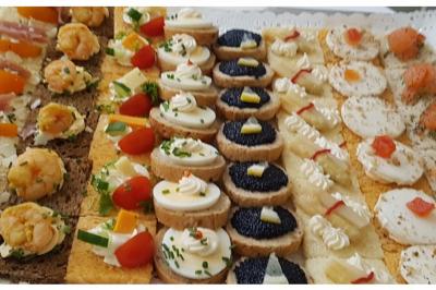 Miniature Traiteur Willems (Nord) - Plancha #34 Plateau de canapés variés avec garnitures colorées, incluant crevettes, fromage, légumes, œufs de poisson et herbes.