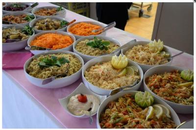 Miniature Traiteur Willems (Nord) - Plancha #9 Plateau de canapés variés avec garnitures colorées, incluant crevettes, fromage, légumes, œufs de poisson et herbes.