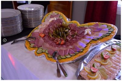 Miniature Traiteur Willems (Nord) - Plancha #10 Plateau de canapés variés avec garnitures colorées, incluant crevettes, fromage, légumes, œufs de poisson et herbes.