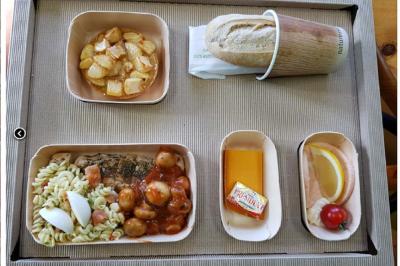 Miniature Traiteur Willems (Nord) - Plancha #2 Plateau de canapés variés avec garnitures colorées, incluant crevettes, fromage, légumes, œufs de poisson et herbes.