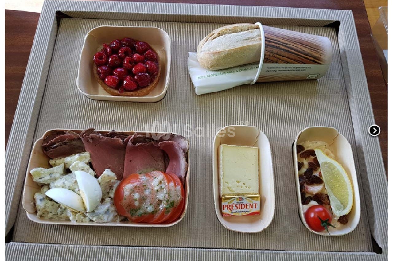 Plateau-repas avec tarte aux fraises, sandwich, viande froide, œuf dur, fromage et dessert au citron.