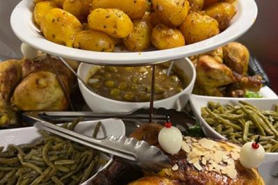 Miniature Traiteur Willems (Nord) - Plancha #13 Plateau de canapés variés avec garnitures colorées, incluant crevettes, fromage, légumes, œufs de poisson et herbes.