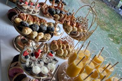 Miniature Traiteur Willems (Nord) - Plancha #14 Plateau de canapés variés avec garnitures colorées, incluant crevettes, fromage, légumes, œufs de poisson et herbes.