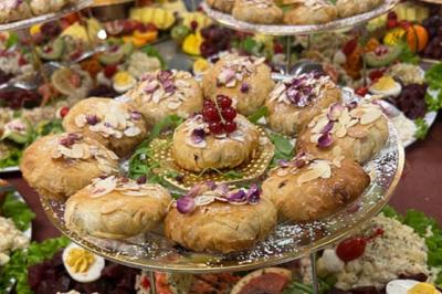 Miniature Traiteur Willems (Nord) - Plancha #20 Plateau de canapés variés avec garnitures colorées, incluant crevettes, fromage, légumes, œufs de poisson et herbes.