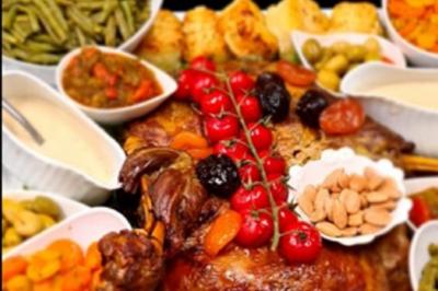 Miniature Traiteur Willems (Nord) - Plancha #22 Plateau de canapés variés avec garnitures colorées, incluant crevettes, fromage, légumes, œufs de poisson et herbes.