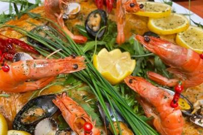 Miniature Traiteur Willems (Nord) - Plancha #23 Plateau de canapés variés avec garnitures colorées, incluant crevettes, fromage, légumes, œufs de poisson et herbes.