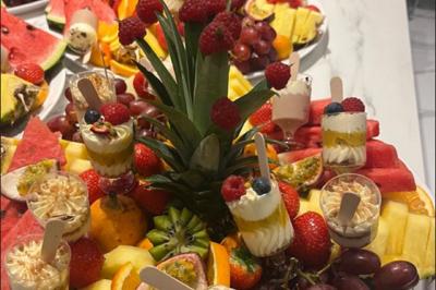 Miniature Traiteur Willems (Nord) - Plancha #24 Plateau de canapés variés avec garnitures colorées, incluant crevettes, fromage, légumes, œufs de poisson et herbes.