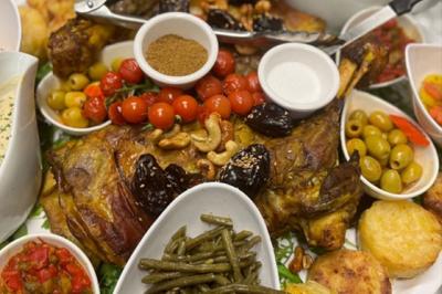 Miniature Traiteur Willems (Nord) - Plancha #25 Plateau de canapés variés avec garnitures colorées, incluant crevettes, fromage, légumes, œufs de poisson et herbes.