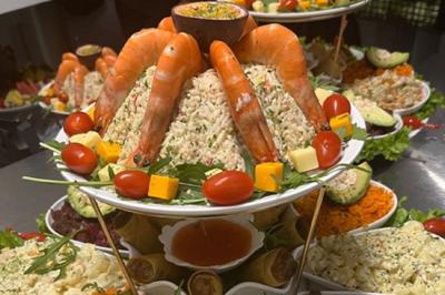 Miniature Traiteur Willems (Nord) - Plancha #26 Plateau de canapés variés avec garnitures colorées, incluant crevettes, fromage, légumes, œufs de poisson et herbes.