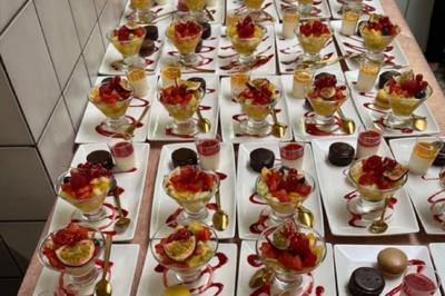 Miniature Traiteur Willems (Nord) - Plancha #27 Plateau de canapés variés avec garnitures colorées, incluant crevettes, fromage, légumes, œufs de poisson et herbes.