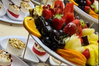 Miniature Traiteur Willems (Nord) - Plancha #28 Plateau de canapés variés avec garnitures colorées, incluant crevettes, fromage, légumes, œufs de poisson et herbes.