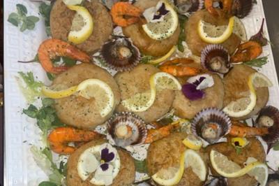 Miniature Traiteur Willems (Nord) - Plancha #33 Plateau de canapés variés avec garnitures colorées, incluant crevettes, fromage, légumes, œufs de poisson et herbes.