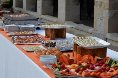 Miniature Traiteur Willems (Nord) - Plancha #5 Plateau de canapés variés avec garnitures colorées, incluant crevettes, fromage, légumes, œufs de poisson et herbes.