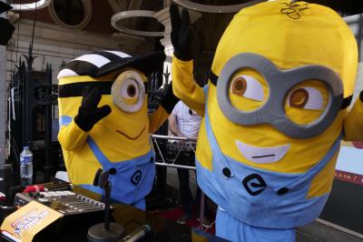 Un bus stationné de nuit devant un bâtiment illuminé, avec des passants en arrière-plan.