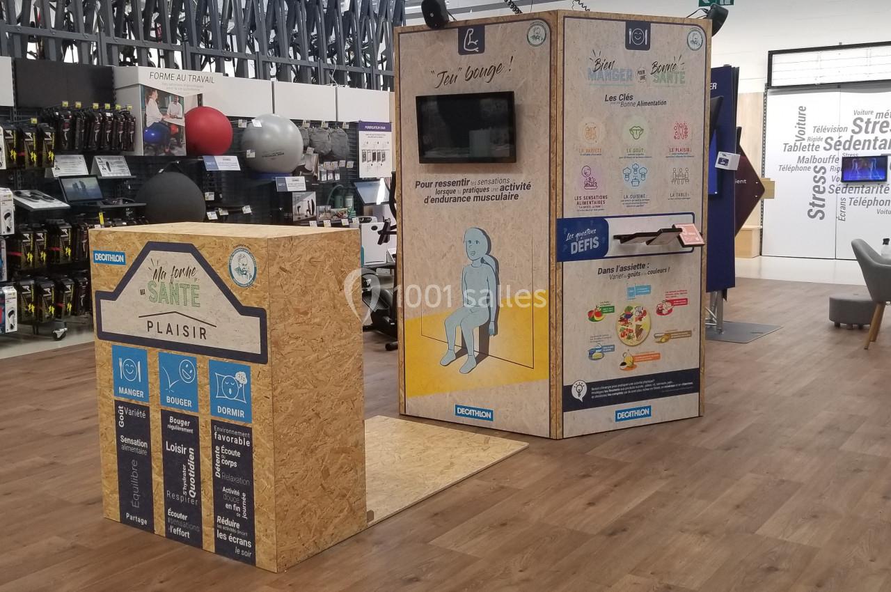 Stand en bois dans un magasin, présentant des informations sur la santé et le bien-être, avec des affiches explicatives.