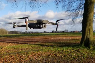 Un bus stationné de nuit devant un bâtiment illuminé, avec des passants en arrière-plan.
